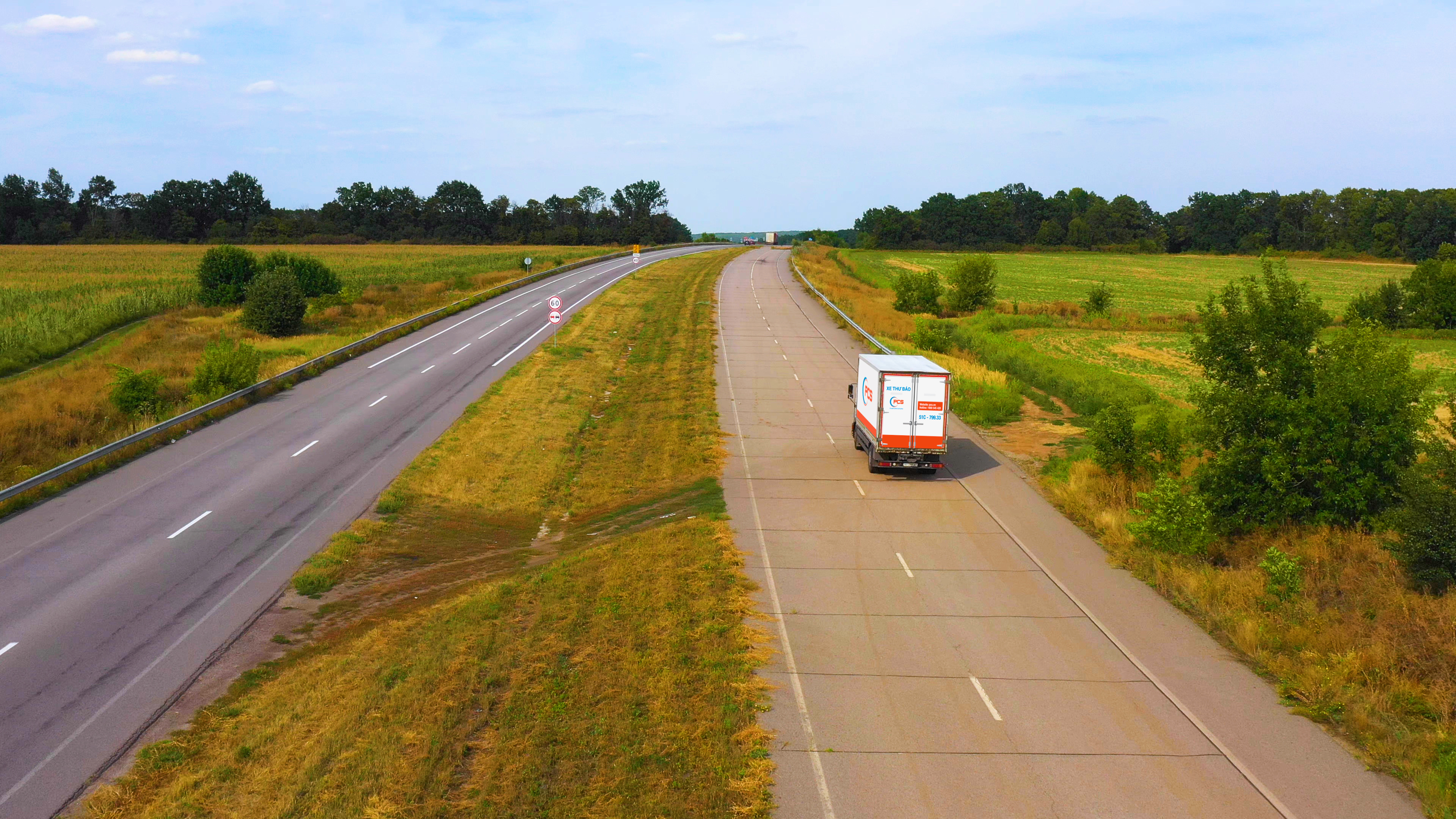 Van-chuyen-pcs-hay-thue-xe-ngoai