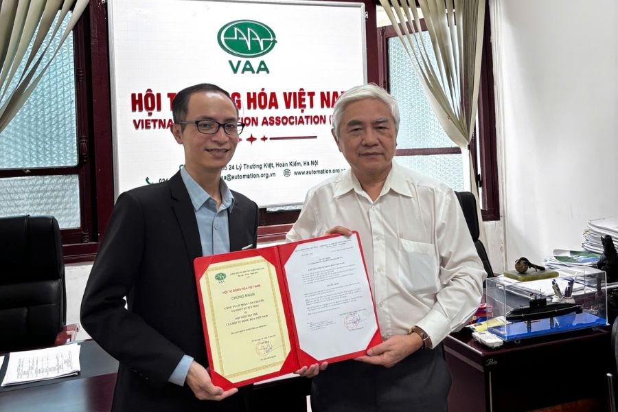 A representative of PCS receives the Membership Decision and Certificate from the Vietnam Automation Association (VAA) A representative of PCS receives the Membership Decision and Certificate from the Vietnam Automation Association (VAA)