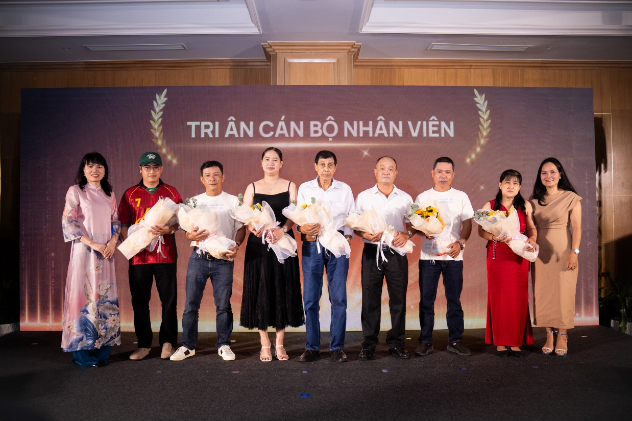 Tri ân các anh/chị CBNV đại diện cho hơn 100 nhân sự đã gắn bó trên 10 năm tại PCS