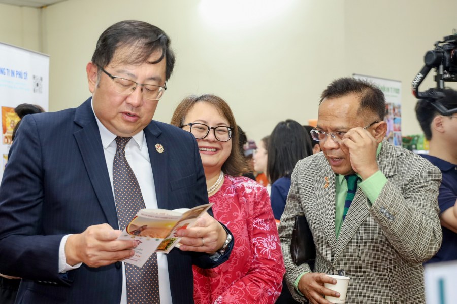 Đại sứ Malaysia tại Việt Nam – ông Mato’ Tan Yang Thai tham quan các gian hàng Halal Đại sứ Malaysia tại Việt Nam – ông Mato’ Tan Yang Thai tham quan các gian hàng Halal
