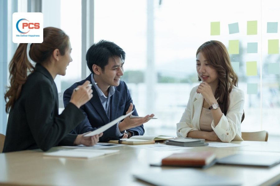 PCS Logistics personnel provide suitable shipping solutions, helping businesses optimize resources and ensure on-time delivery to Hong Kong.