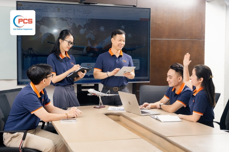 Đội ngũ PCS Logistics tận t&acirc;m hỗ trợ kh&aacute;ch h&agrave;ng gửi ePacket&nbsp;