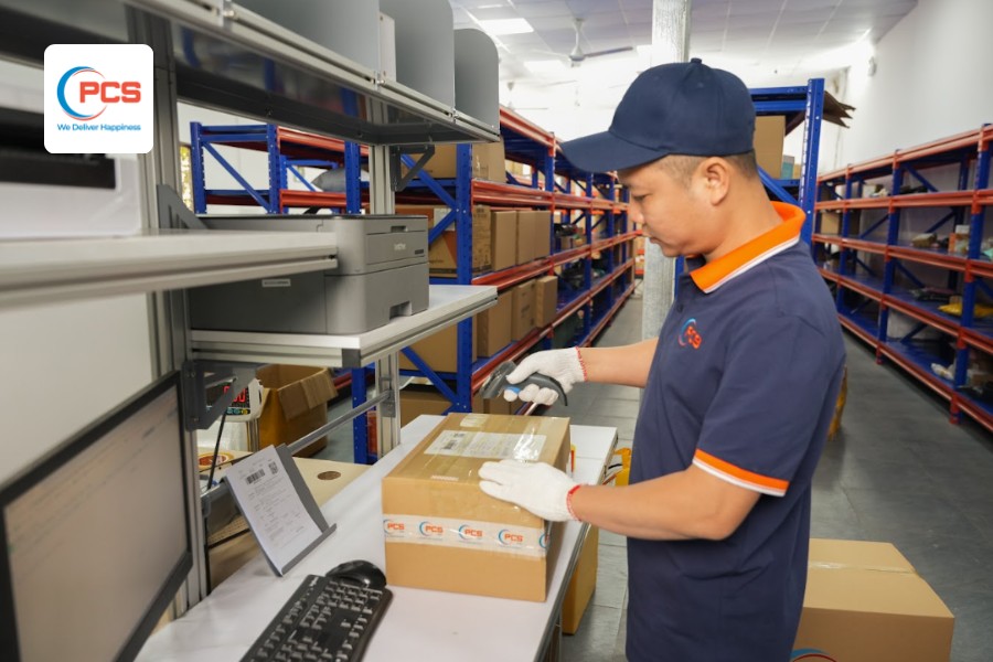 PCS Logisticsスタッフによる米国フルフィルメント倉庫での梱包と注文処理