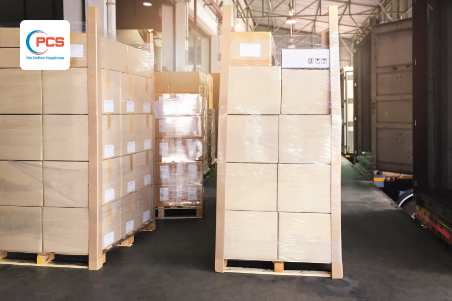 H&agrave;ng ho&aacute; được quấn m&agrave;ng co, đ&oacute;ng g&oacute;i cẩn thận trước khi cho l&ecirc;n xe vận chuyển từ Việt Nam sang Campuchia