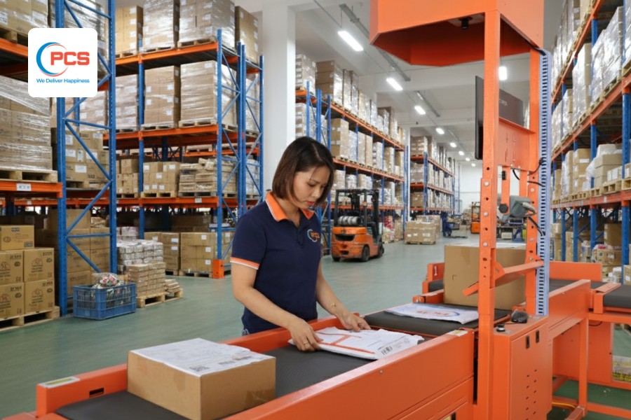 Kho logistics thế hệ mới với hệ thống băng chuyền tự động, robot, chia chọn bằng AI