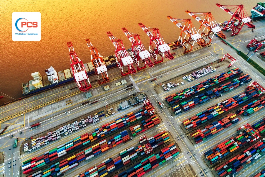 Cảng biển với khối lượng h&agrave;ng h&oacute;a lớn, thể hiện vai tr&ograve; quan trọng của vận tải đường biển