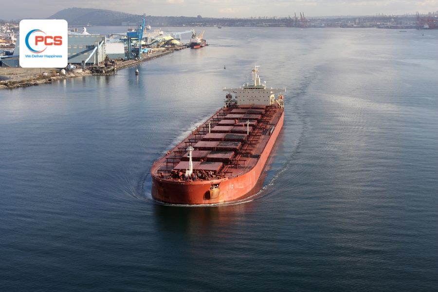 T&agrave;u h&agrave;ng rời với thiết kế miệng hầm lớn thuận tiện cho việc r&oacute;t quặng