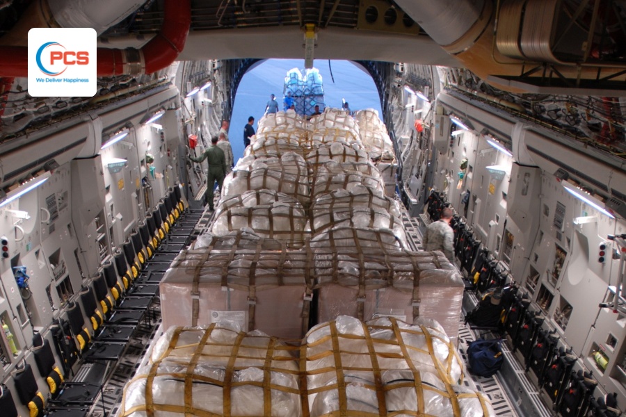 Khoang chứa h&agrave;ng h&oacute;a tr&ecirc;n t&agrave;u bay