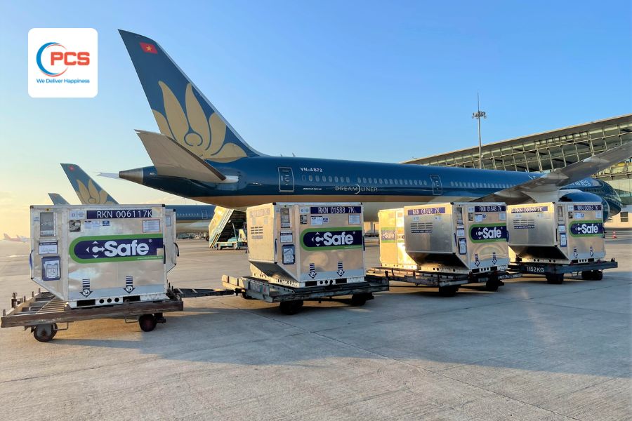 Vận chuyển h&agrave;ng kh&ocirc;ng nổi bật với tốc độ nhanh, độ an to&agrave;n cao, chi ph&iacute; lớn, ph&ugrave; hợp h&agrave;ng gi&aacute; trị v&agrave; gấp.