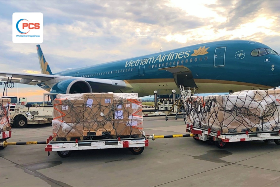 N&ecirc;n chọn vận chuyển h&agrave;ng kh&ocirc;ng khi cần giao h&agrave;ng nhanh, an to&agrave;n v&agrave; đ&uacute;ng thời gian.