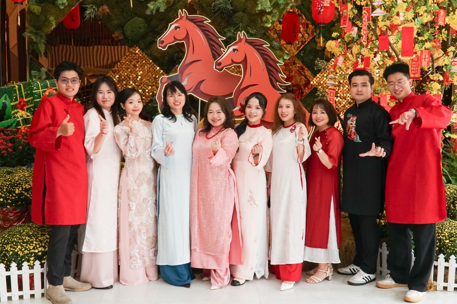 Những gương mặt PCS rạng rỡ trong kh&ocirc;ng kh&iacute; xu&acirc;n sum vầy nơi sắc m&agrave;u truyền thống v&agrave; tinh thần gắn kết c&ugrave;ng lan tỏa.