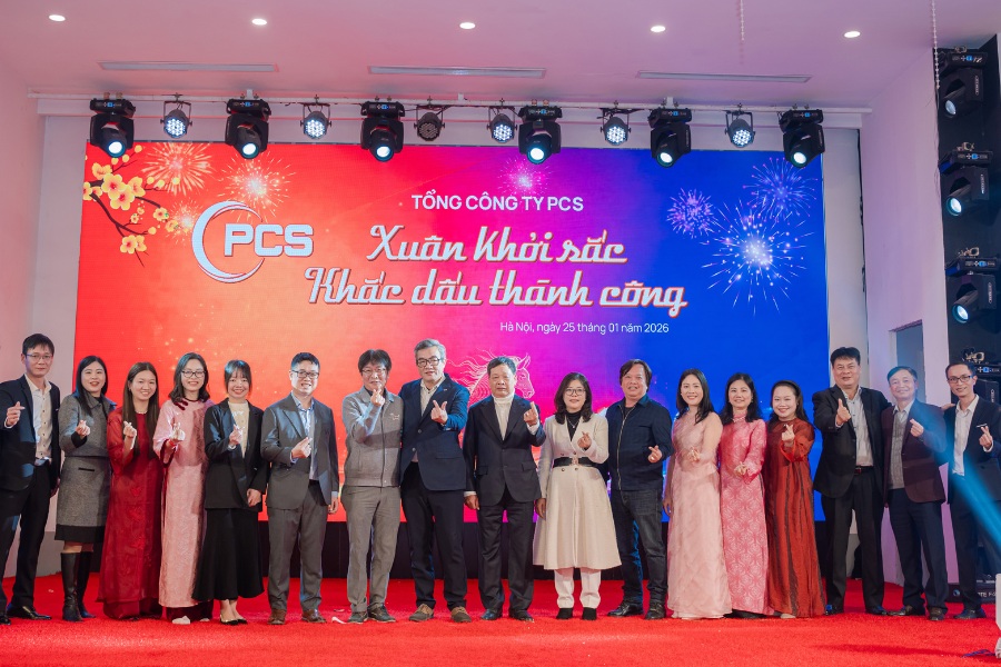 Ban l&atilde;nh đạo tổng c&ocirc;ng ty PCS c&ugrave;ng đối t&aacute;c chụp ảnh kỷ niệm trong buổi lễ