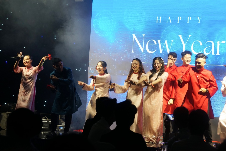 Hết m&igrave;nh tr&ecirc;n s&acirc;n khấu, nghi&ecirc;m t&uacute;c trong c&ocirc;ng việc, tinh thần ấy lu&ocirc;n hiện diện