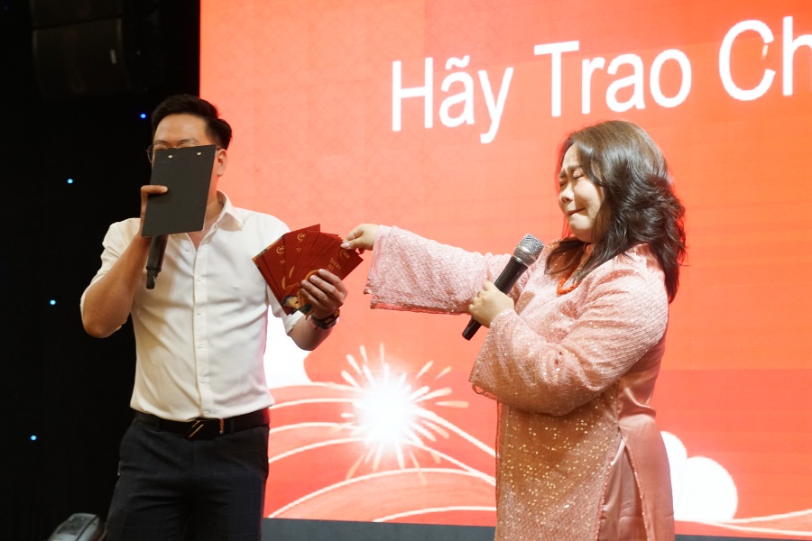 Khoảnh khắc r&uacute;t l&igrave; x&igrave; may mắn, mang đến niềm vui bất ngờ v&agrave; tiếng cười rộn r&agrave;ng tr&ecirc;n s&acirc;n khấu