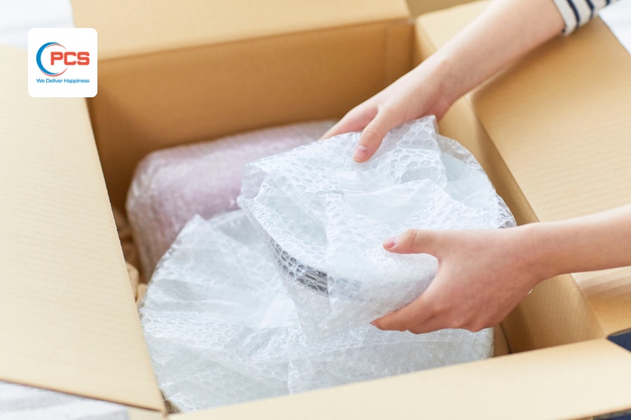 Sử dụng xốp hơi để chèn khi đóng gói các loại hàng hóa dễ vỡ Sử dụng xốp hơi để chèn khi đóng gói các loại hàng hóa dễ vỡ