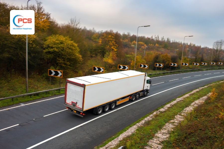 Vận chuyển h&agrave;ng h&oacute;a bằng đường bộ trở th&agrave;nh giải ph&aacute;p hiệu quả v&agrave; ổn định