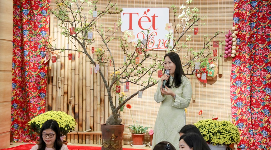 B&agrave; L&ecirc; Thị Anh Gi&aacute;m đốc ph&aacute;t triển kinh doanh  gửi lời ch&uacute;c khai xu&acirc;n tới to&agrave;n thể nh&acirc;n vi&ecirc;n PCS 2 miền Nam - Bắc