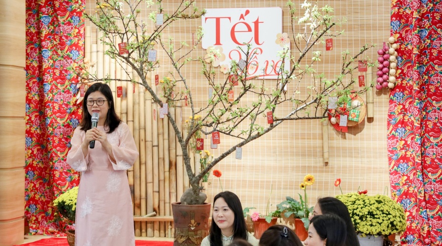 Chủ tịch HĐQT - B&agrave; L&ecirc; Thị Thu ph&aacute;t biểu trong ng&agrave;y khai xu&acirc;n của tổng c&ocirc;ng cty PCS Logistics