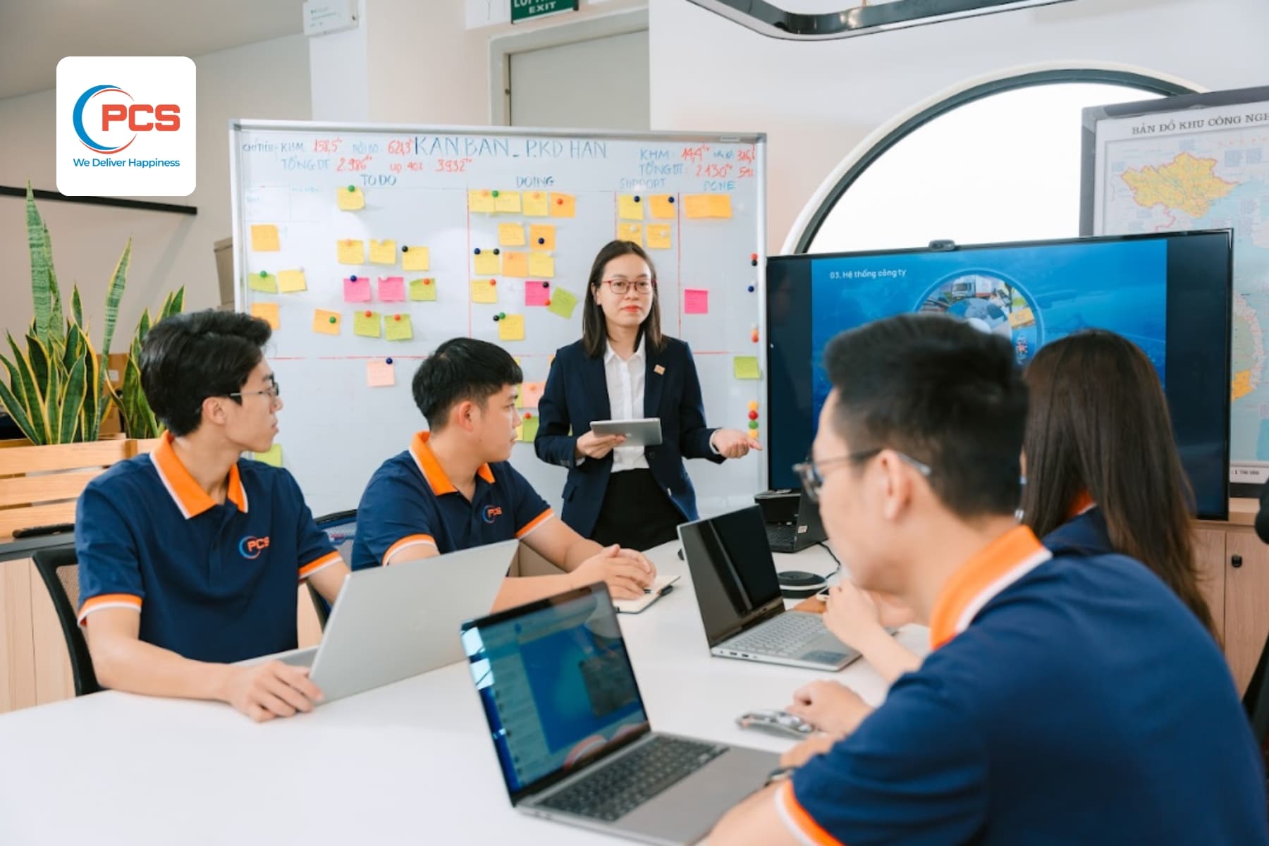 Đội ngũ nh&acirc;n sự PCS Logistics am hiểu quy tr&igrave;nh vận chuyển v&agrave; xử l&yacute; h&agrave;ng h&oacute;a chuy&ecirc;n nghiệp.