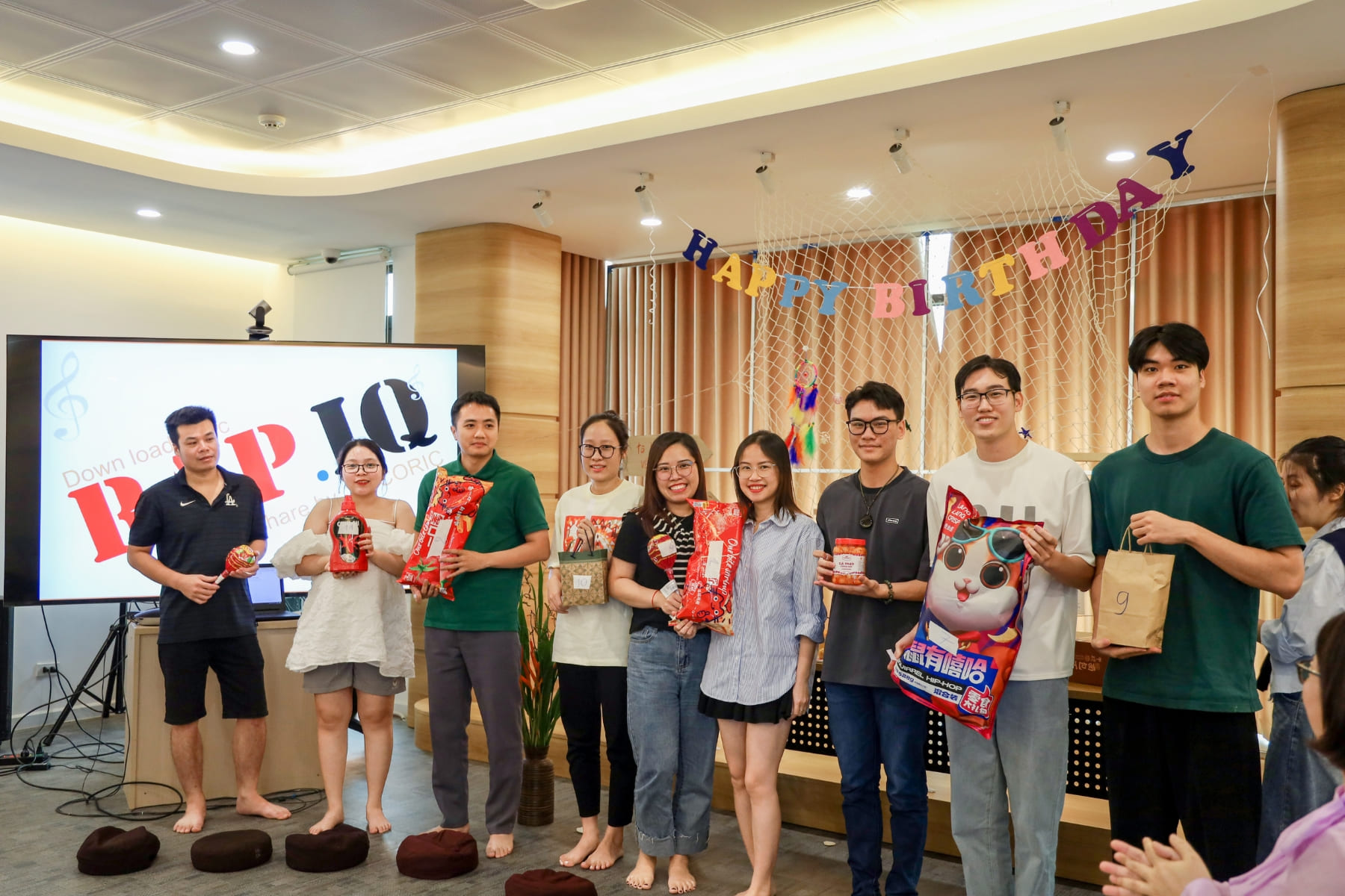 Nhưng nhận quà thì chắc chắn là vui Nhưng nhận quà thì chắc chắn là vui