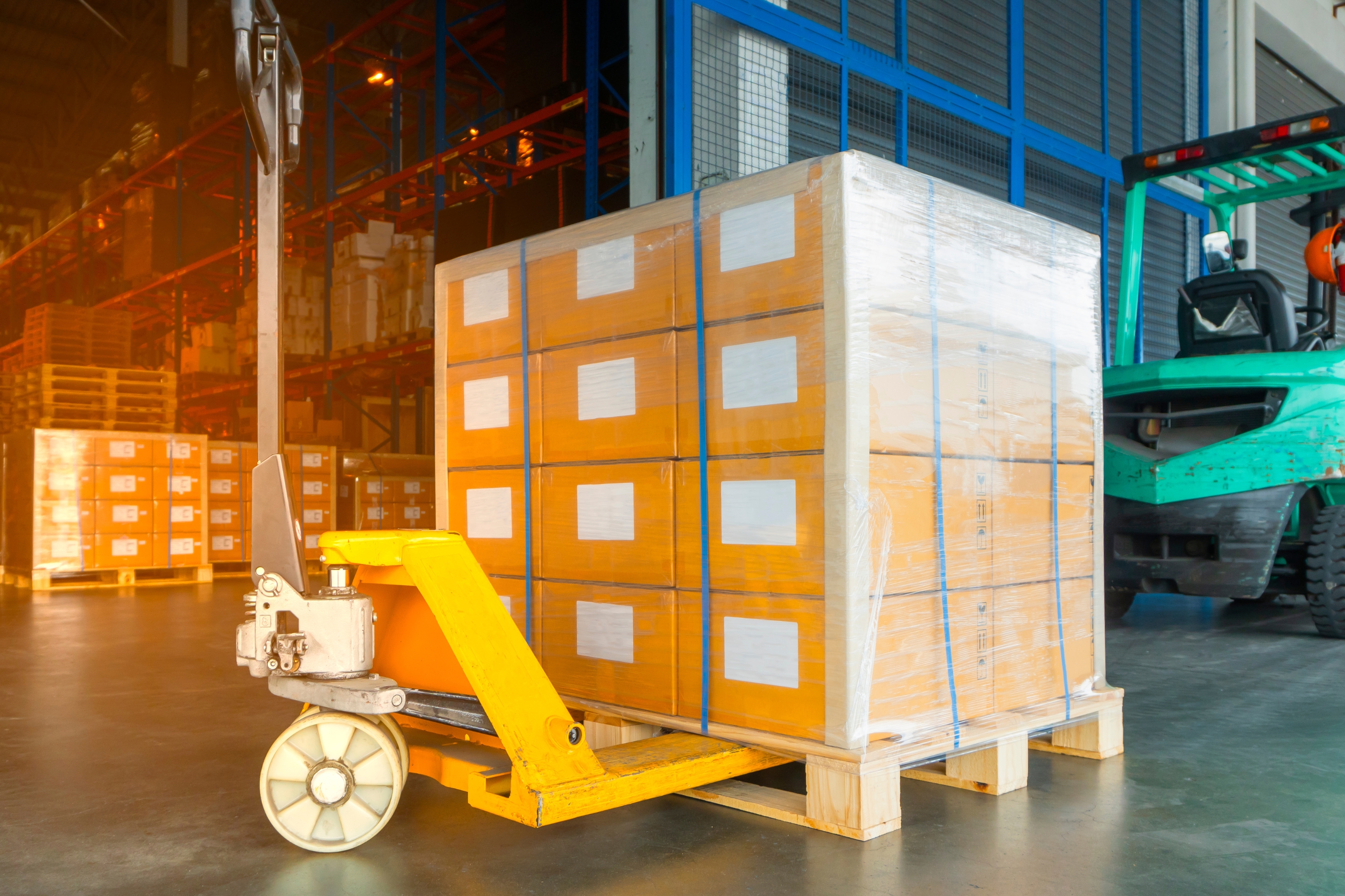 Kiểm tra kiện h&agrave;ng v&agrave; đảm bảo đ&oacute;ng g&oacute;i đ&uacute;ng chuẩn tại kho gom h&agrave;ng Trung Quốc.