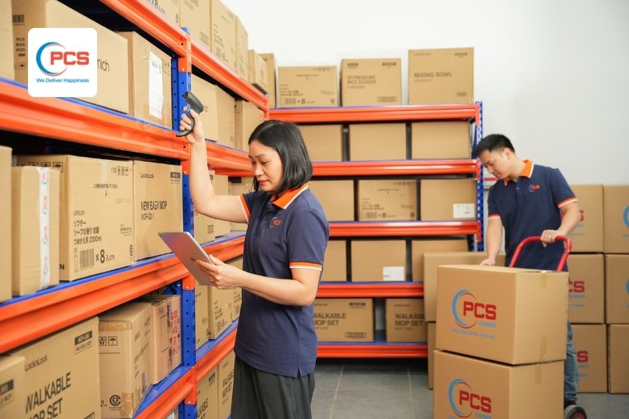 Personnel verify and cross-check shipment information to ensure accurate declaration before export. Personnel verify and cross-check shipment information to ensure accurate declaration before export.