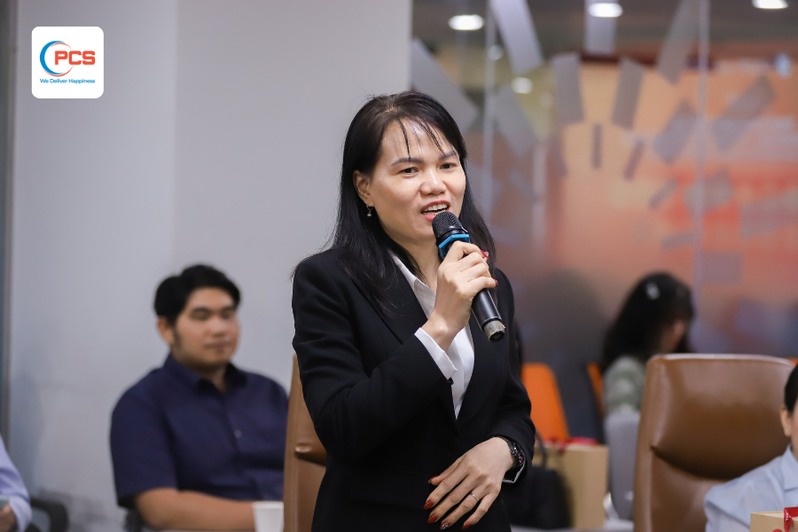1775642637410_pcs-logistics-va-dai-hoc-van-lang-ky-ket-bien-ban-ghi-nho-hop-tac-uom-mam-the-he-nhan-su-logistics-tuong-lai-3.png Bà Bùi Thị Hương, đại diện Ban điều hành PCS Logistics, phát biểu chia sẻ định hướng hợp tác và phát triển nguồn nhân lực trẻ tại sự kiện.