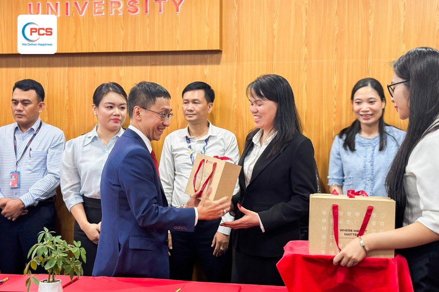 1775642653894_pcs-logistics-va-dai-hoc-van-lang-ky-ket-bien-ban-ghi-nho-hop-tac-uom-mam-the-he-nhan-su-logistics-tuong-lai-1.png Khoảnh khắc trao quà lưu niệm giữa đại diện PCS Logistics và Đại học Văn Lang, thắt chặt mối quan hệ đối tác chiến lược giữa doanh nghiệp và nhà trường.