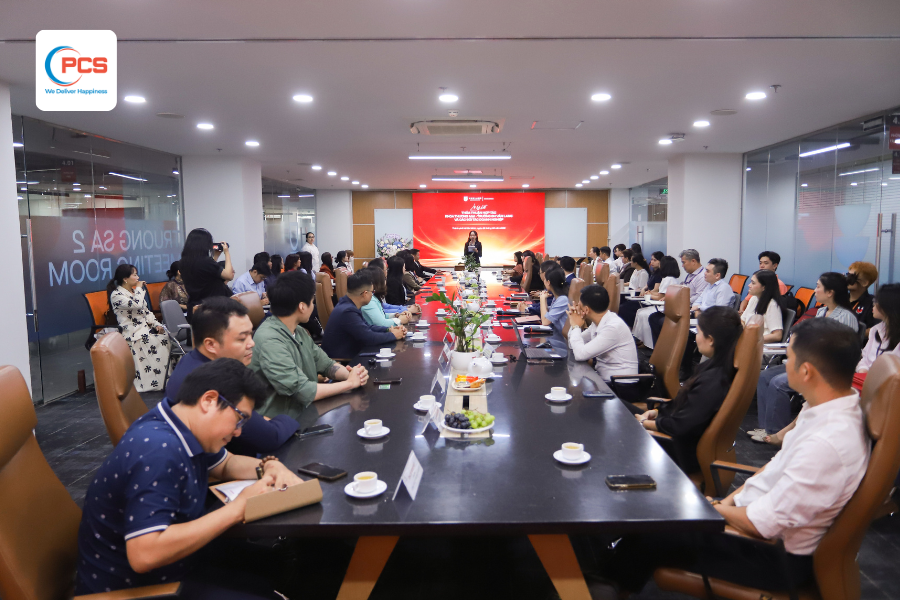 1775642827922_pcs-logistics-va-dai-hoc-van-lang-ky-ket-bien-ban-ghi-nho-hop-tac-uom-mam-the-he-nhan-su-logistics-tuong-lai-8.png Toàn cảnh buổi lễ ký kết