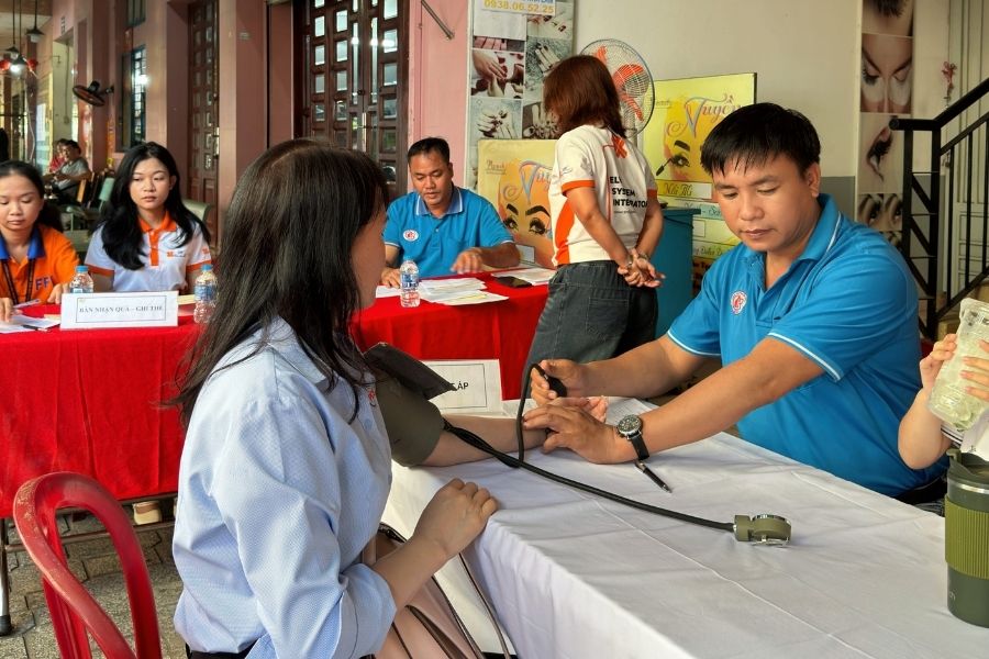 Đo huyết &aacute;p v&agrave; kiểm tra sức khoẻ trước khi hiến m&aacute;u