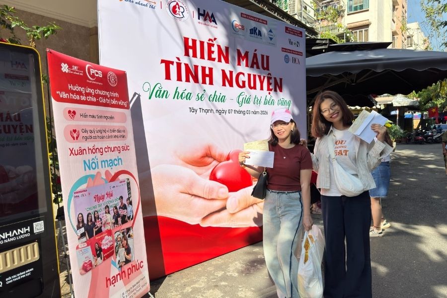 Chụp h&igrave;nh lưu niệm tại chương tr&igrave;nh &ldquo;Xu&acirc;n hồng chung sức - Nối mạch hạnh ph&uacute;c&rdquo;