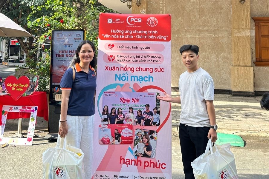 Chụp h&igrave;nh lưu niệm tại chương tr&igrave;nh &ldquo;Xu&acirc;n hồng chung sức - Nối mạch hạnh ph&uacute;c&rdquo;