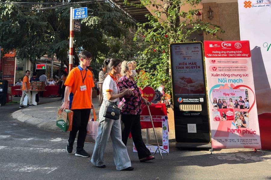 Tinh thần tương th&acirc;n tương &aacute;i hiện hữu qua những khoảnh khắc ấm &aacute;p