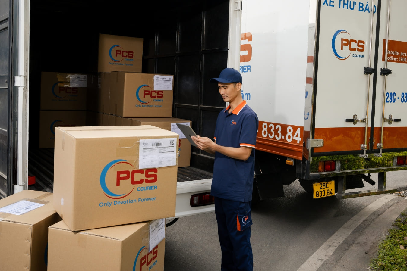 Chi ph&iacute; chuyển ph&aacute;t nhanh được pcs xử l&yacute; qua hệ thống minh bạch