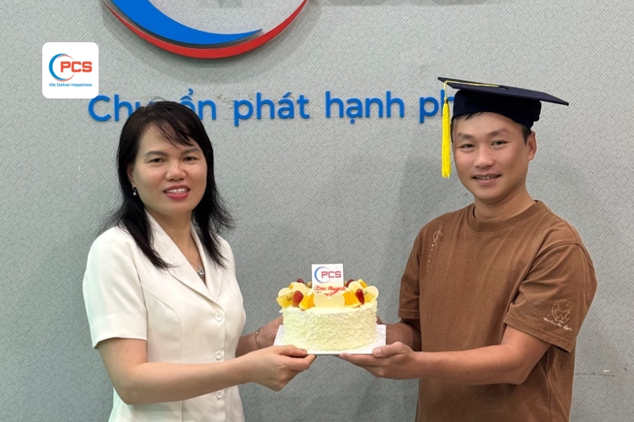 Anh Huỳnh To&agrave;n chụp h&igrave;nh lưu niệm c&ugrave;ng đại diện BĐH PCS Logistics HCM