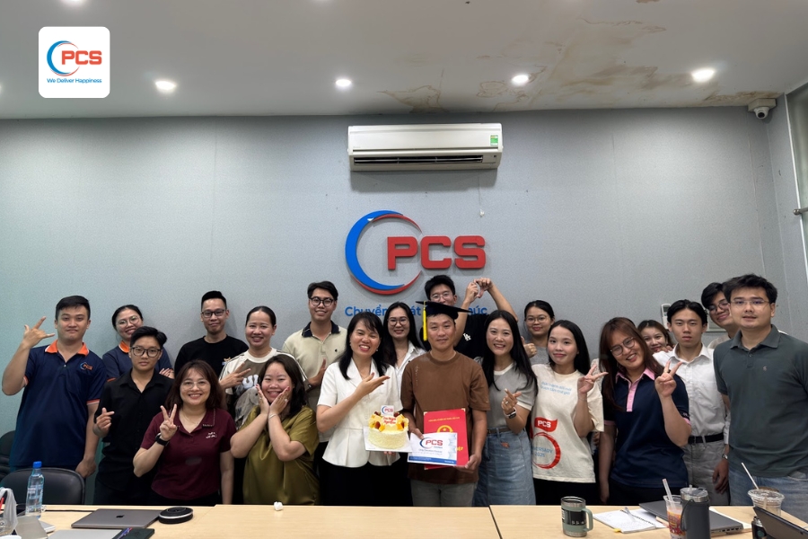 Chụp h&igrave;nh lưu niệm c&ugrave;ng Ph&ograve;ng kinh doanh PCS Hồ Ch&iacute; Minh