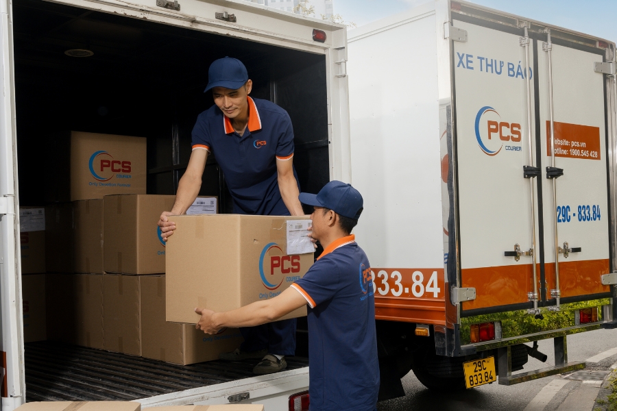 PCS đóng gói hàng hóa an toàn trước khi vận chuyển PCS đóng gói hàng hóa an toàn trước khi vận chuyển