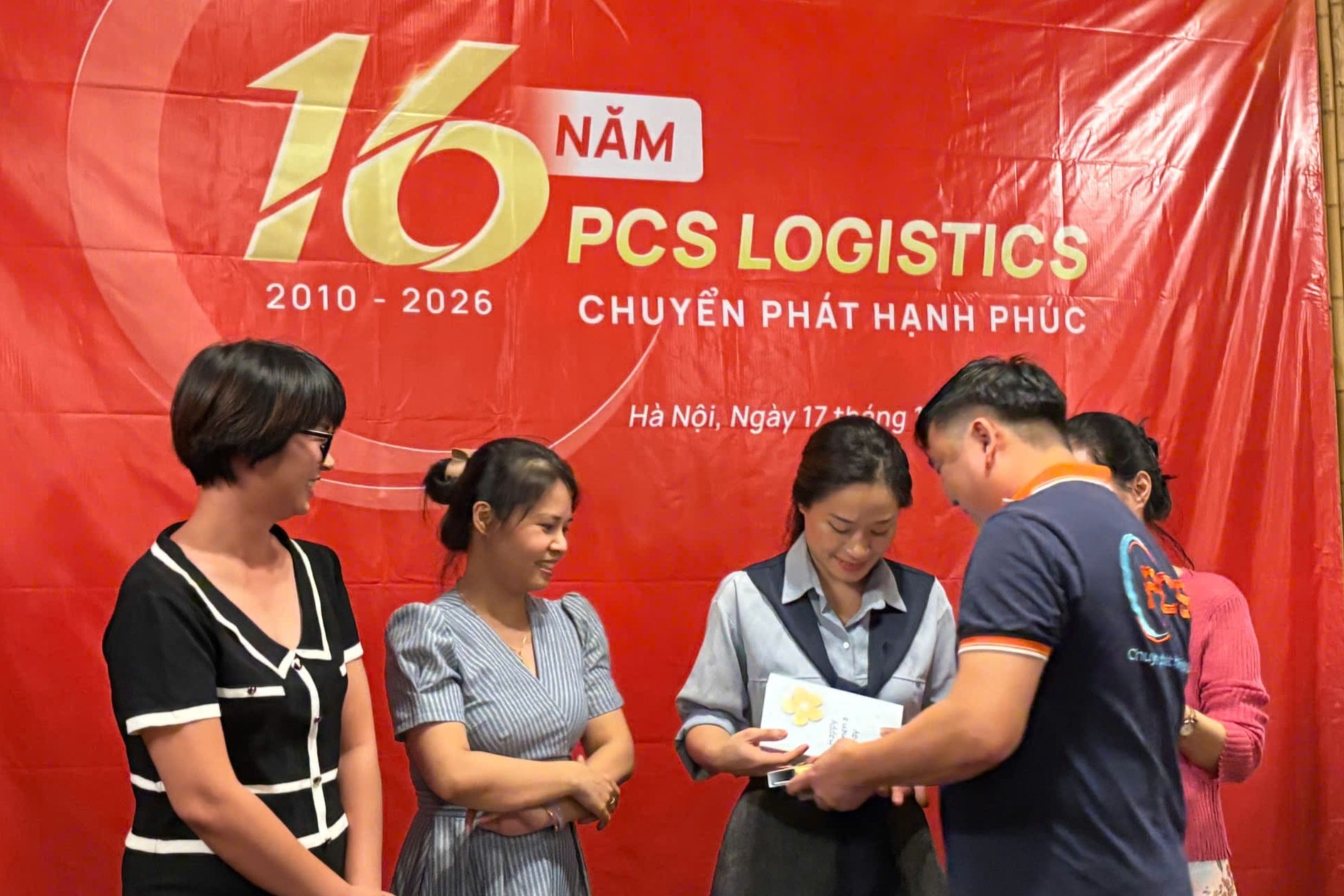 1792664739829_pcs-logistics-lan-toa-yeu-thuong-mung-ngay-phu-nu-viet-nam-20-10-18.jpg